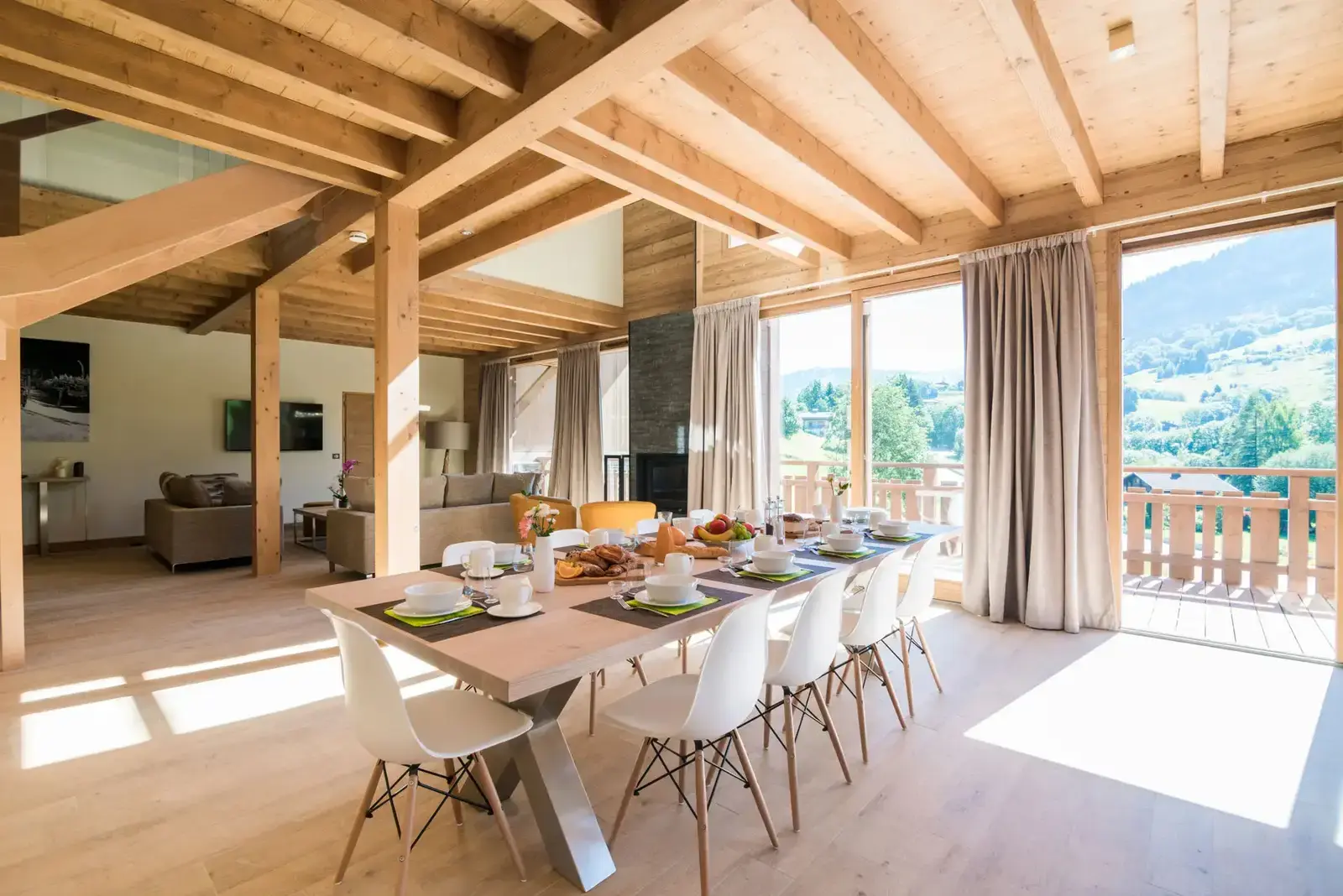 Séjour lumineux d’un chalet avec grande table